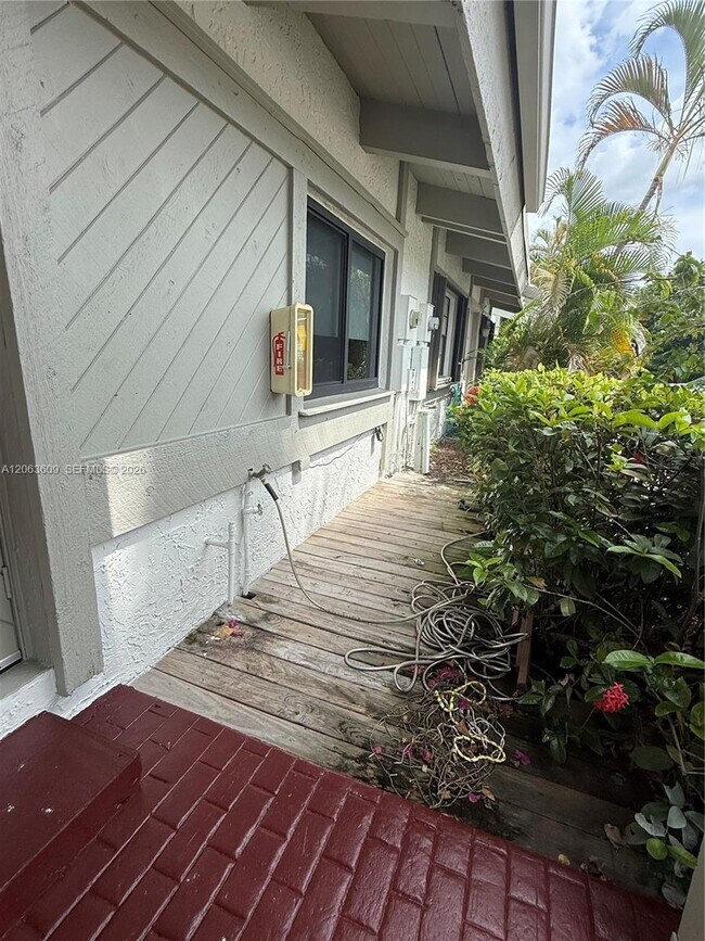 Building Photo - 2645 Parkview Dr S
