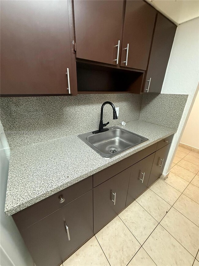 Building Photo - 1305 W 53rd St