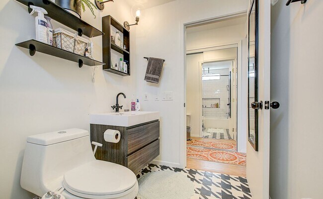 Ensuite bathroom - 663 Micheltorena St