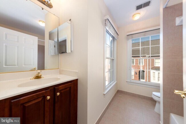 Building Photo - 1308 McLean Crest Ct