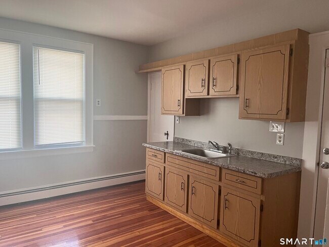 Building Photo - 460 Anson St