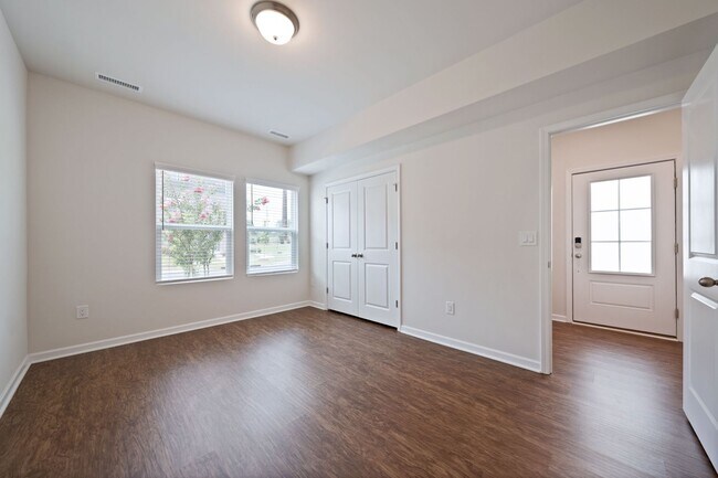 Building Photo - Available Early August! 4 Bed, 3.5 Ba in W...