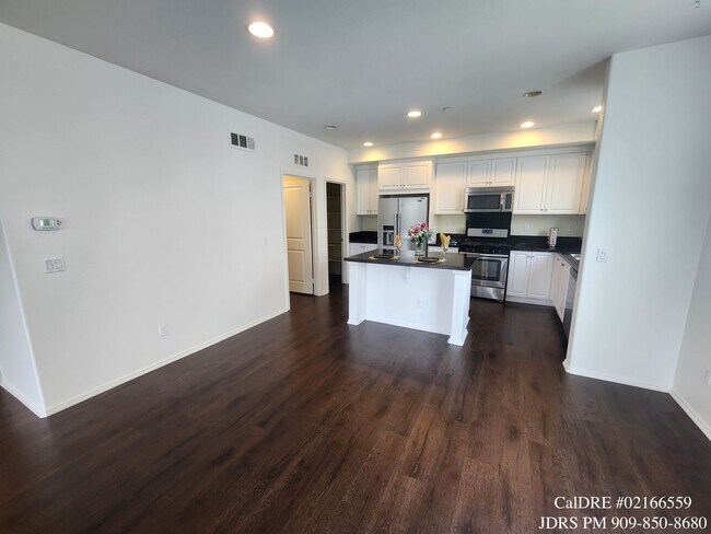 Building Photo - PRICE LOWERED! Upland 3 Bedroom Condo