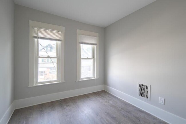 Building Photo - 207 7th Ave
