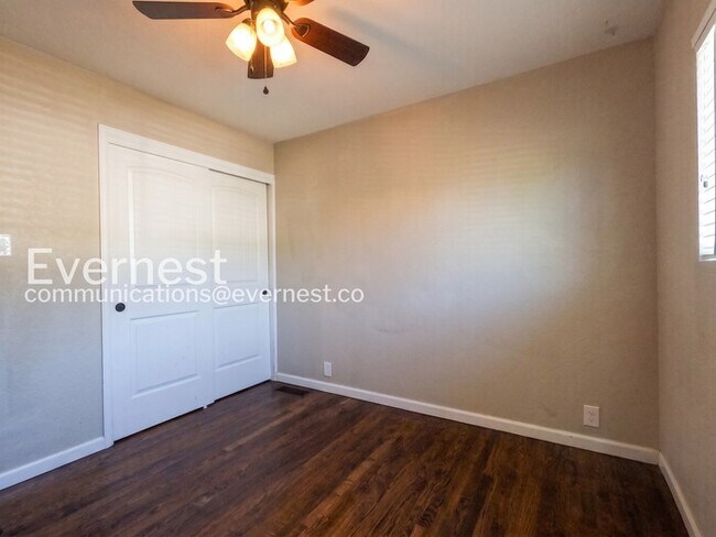 Building Photo - 3 Bed/1.5 Bath Home with Fenced yard / Coming Soon!