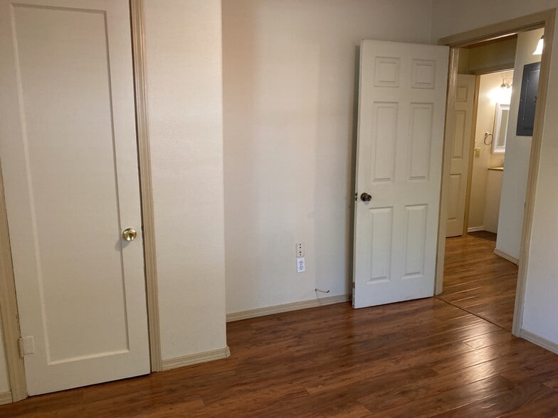 Building Photo - 156 S Grape Ave