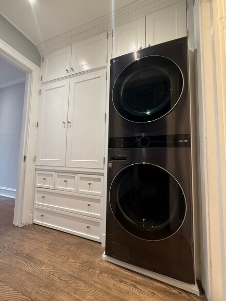 Building Photo - 534 W Brompton Ave