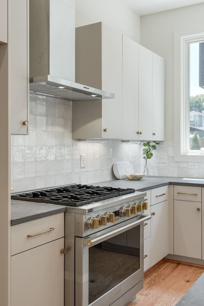 Building Photo - Stunning Salemtown Townhome!