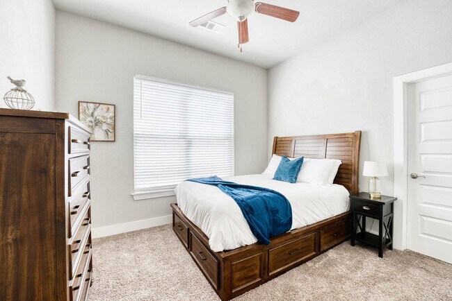 Building Photo - 909 W Eagle St