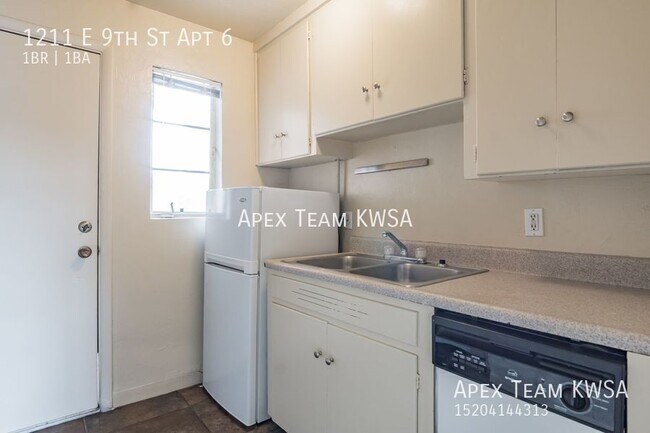 Building Photo - 1211 E 9th St