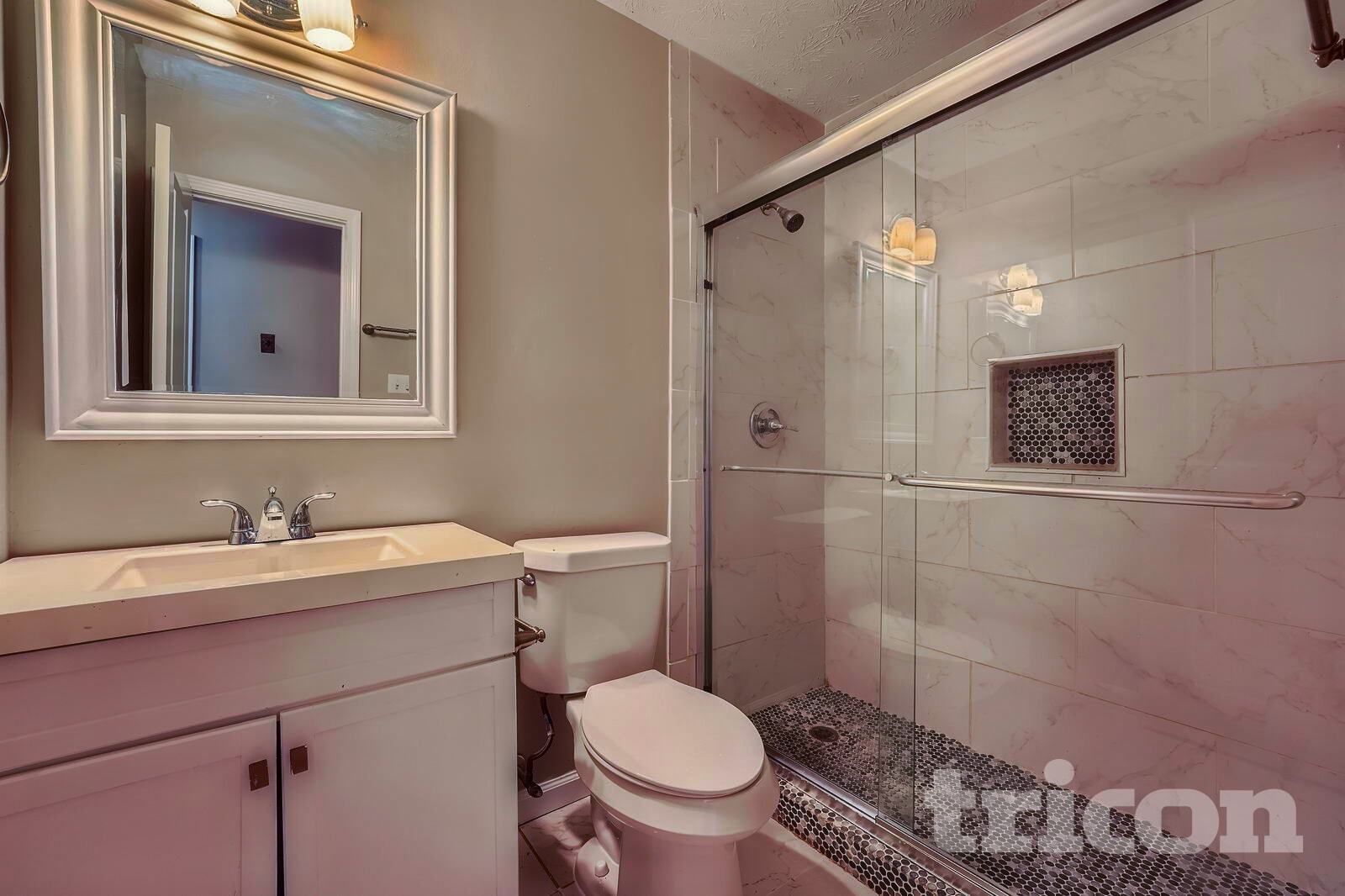 Building Photo - 438 Russell Rd