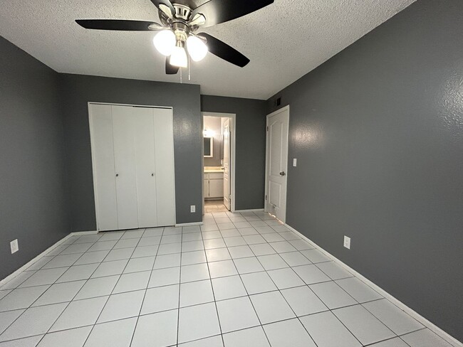 Building Photo - 1101 N April Cir