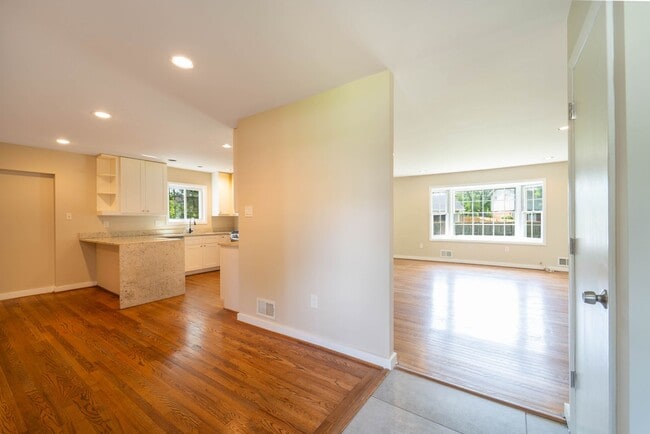 Building Photo - 5 BD 3 BA Oxon Hill, MD home is ideal for ...