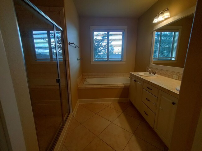 Building Photo - Stunning Renaissance Home, 5 bedroom 3 ful...