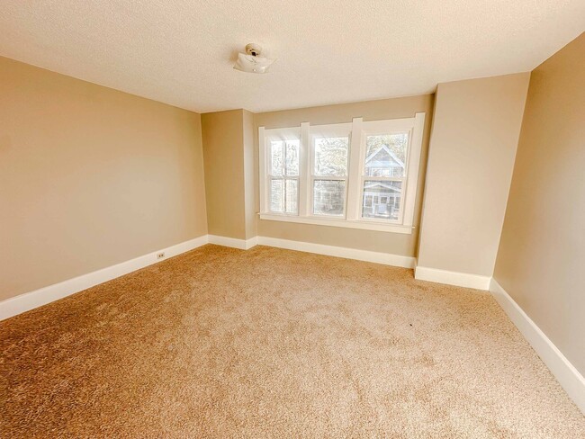 Building Photo - Very well maintained three bedroom house w...