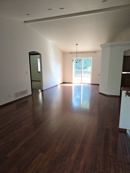 Building Photo - 3183 W Versailles Dr