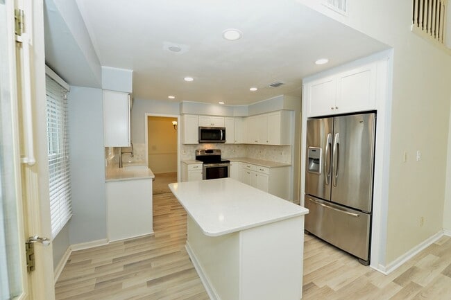 Building Photo - Gourmet Kitchen!