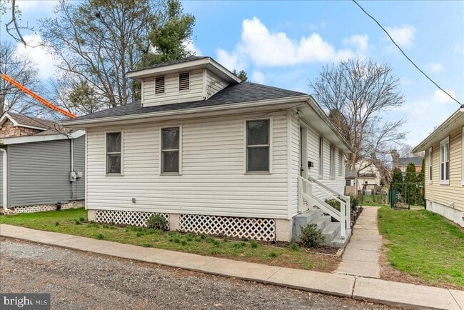 Building Photo - 251 Hickory St