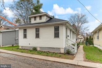 Building Photo - 251 Hickory St