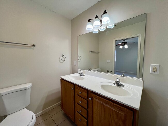 Building Photo - 3-Bed, 3-Full Bath, End Unit, 1-Car Garage!