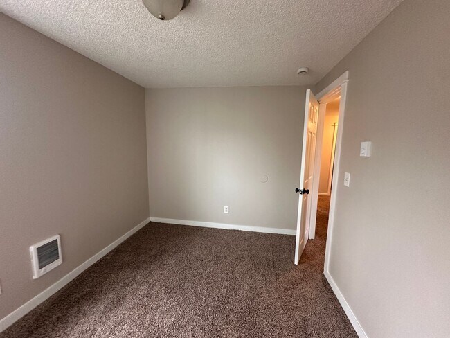 Building Photo - 912-916 NE Hacienda Ct