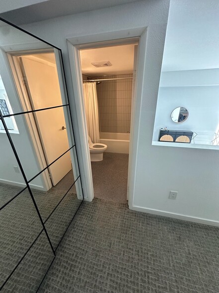 Building Photo - 941 W Hawthorn St