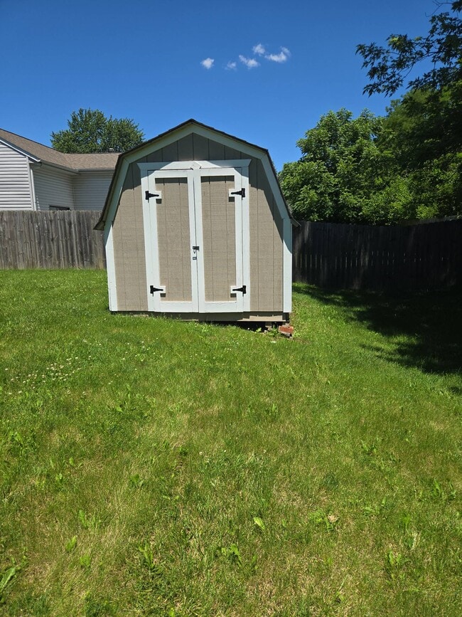 Building Photo - 235 Meadow Glen Dr