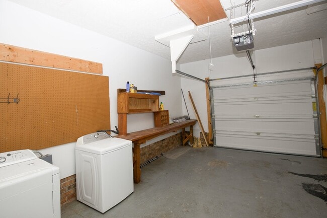 Building Photo - 330 Conifer Dr