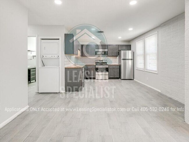 Building Photo - Adorable Custom 2 Bed Bungalow House Available to Prelease for August 2026!
