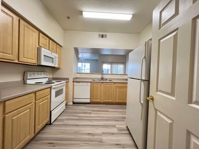 Building Photo - Sweet condo on the first leve