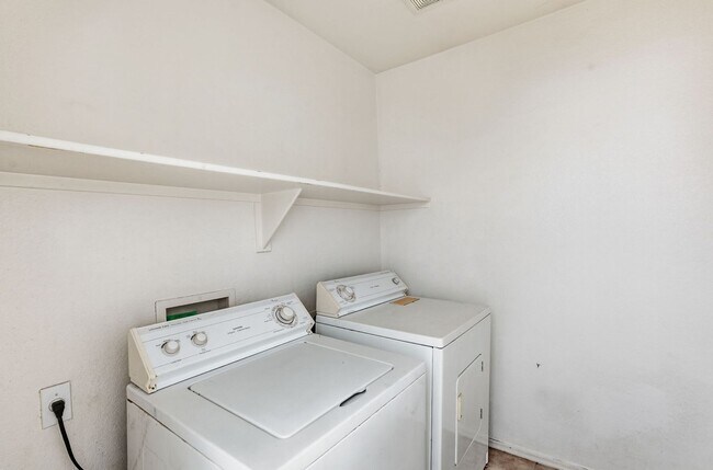 Building Photo - Gated Community, close to 101 and Arrowhead!