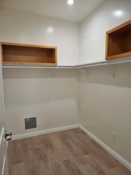 Building Photo - 16049 Meadowside St