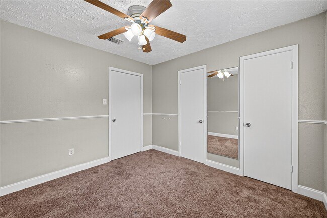 Building Photo - 15815 Thistledew Dr