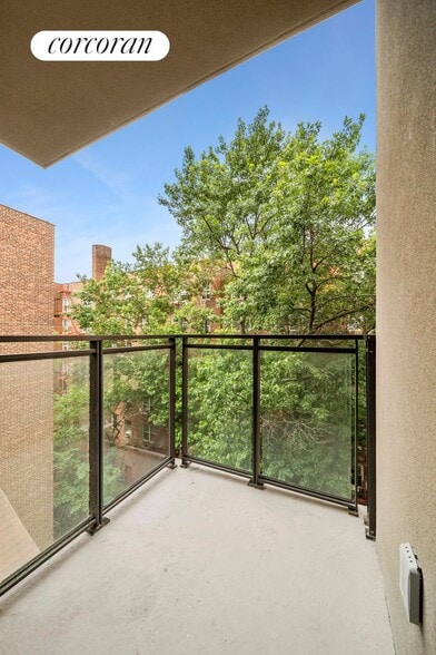 Building Photo - 428 E 9th St