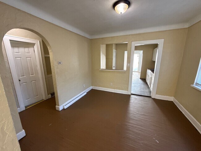 Building Photo - 2 bed 1 bath