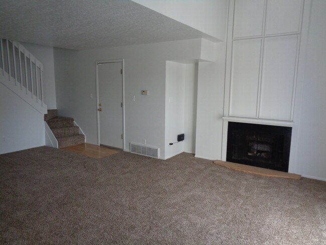 Building Photo - 495 E Creekside Cir
