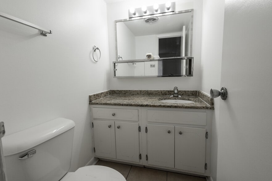 Building Photo - 10241 Central Ave