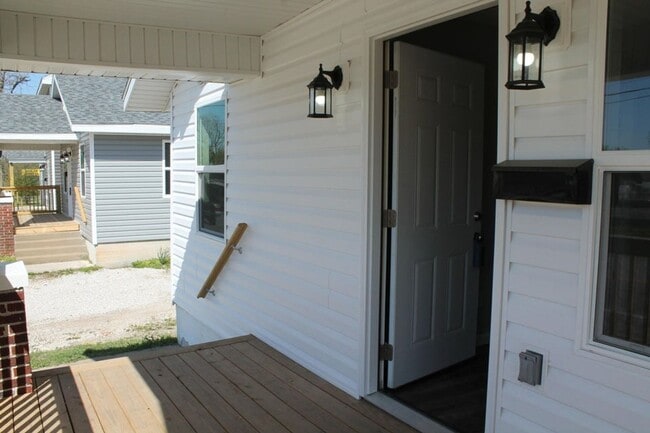 Building Photo - Stylish Remodel in Prime Location!