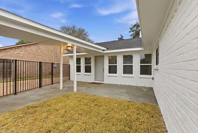 Building Photo - 2906 Colonial Dr