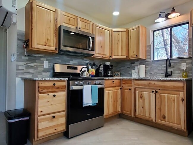 Building Photo - Minimum of 90 days OR 1 Year Lease
