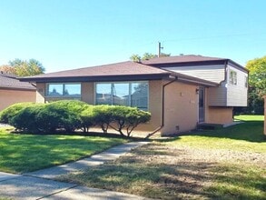 Building Photo - 2140 Eastview Dr
