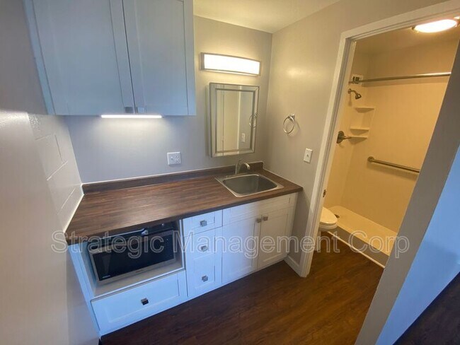 Building Photo - 1301 Lusitana St