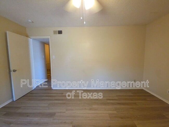 Building Photo - 5808 Wellington Dr