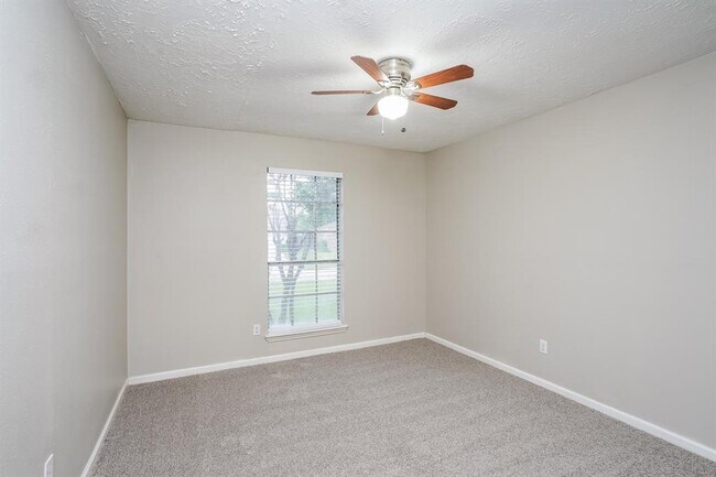 Building Photo - 17927 Lake Manor Dr