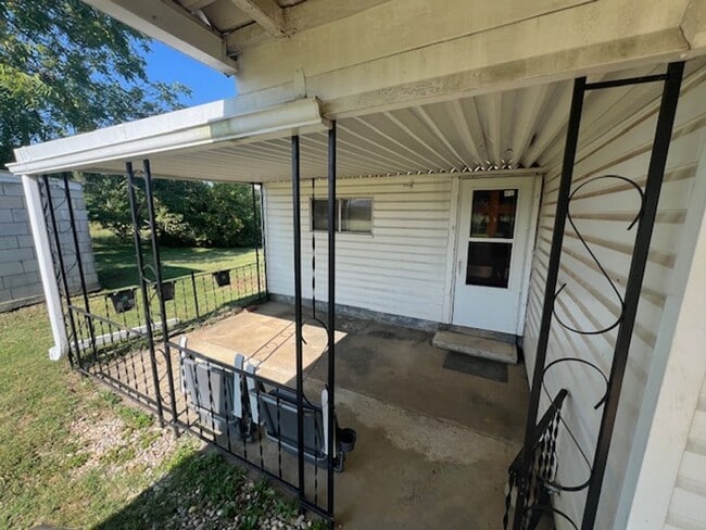 Building Photo - 818 Ridge Rd