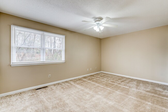 Building Photo - SW, Large Townhome, Wood/Vinyl Flooring, F...