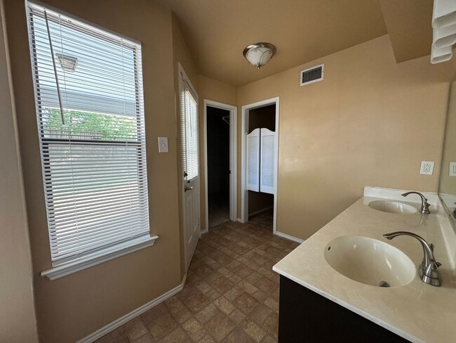 Building Photo - 4806 Greenlee Dr