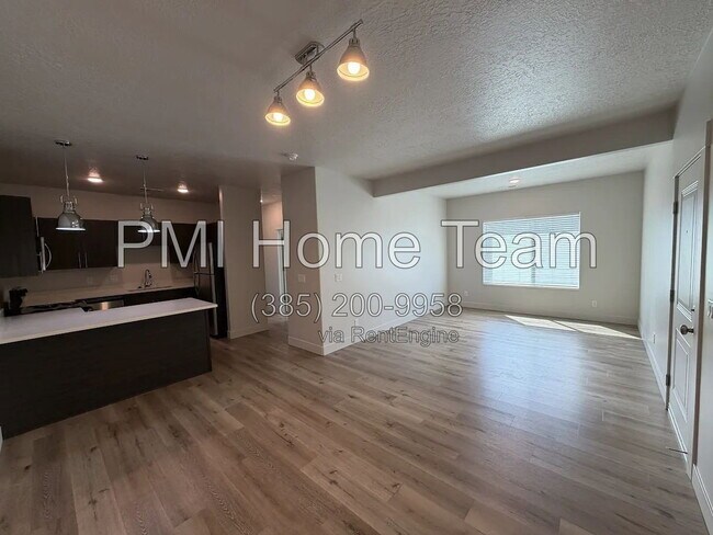 Building Photo - 2874 Kiesel Ave