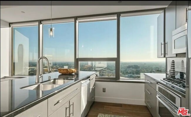 Building Photo - 1100 Wilshire Blvd