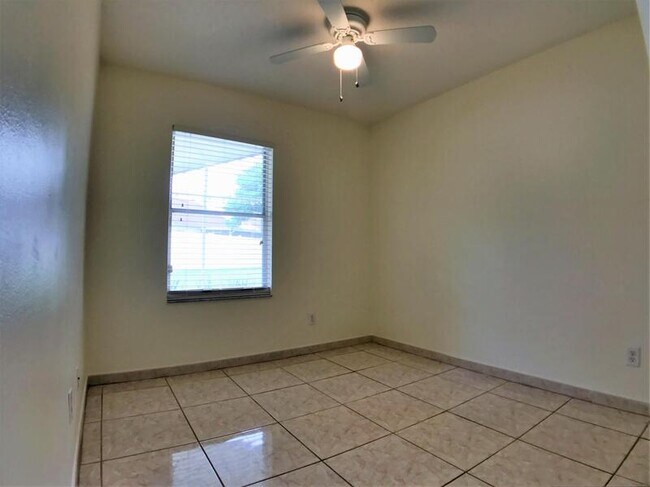 Building Photo - 903 Lejay St